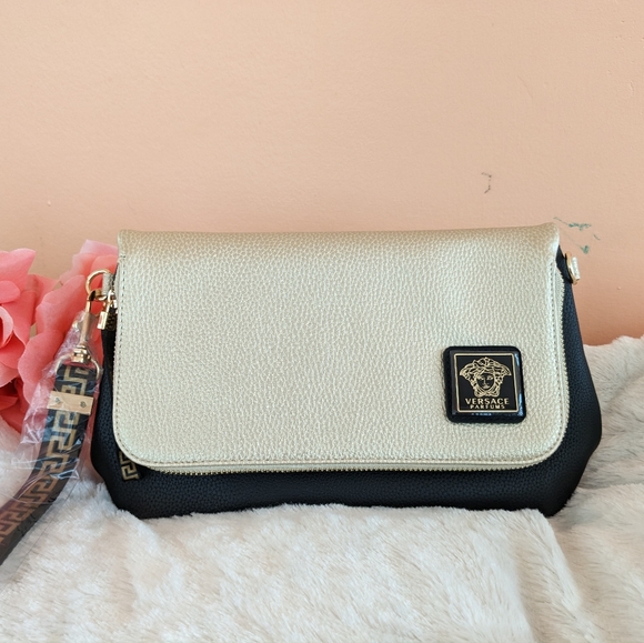 Versace - Picture 7 of 9